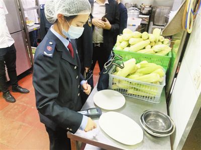 銀川開展‘隨機查餐廳’行動，現場責令整改提升餐飲服務水平